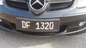 Autos : à quoi correspond la plaque d’immatriculation noire « DF » sur les voitures en France ?