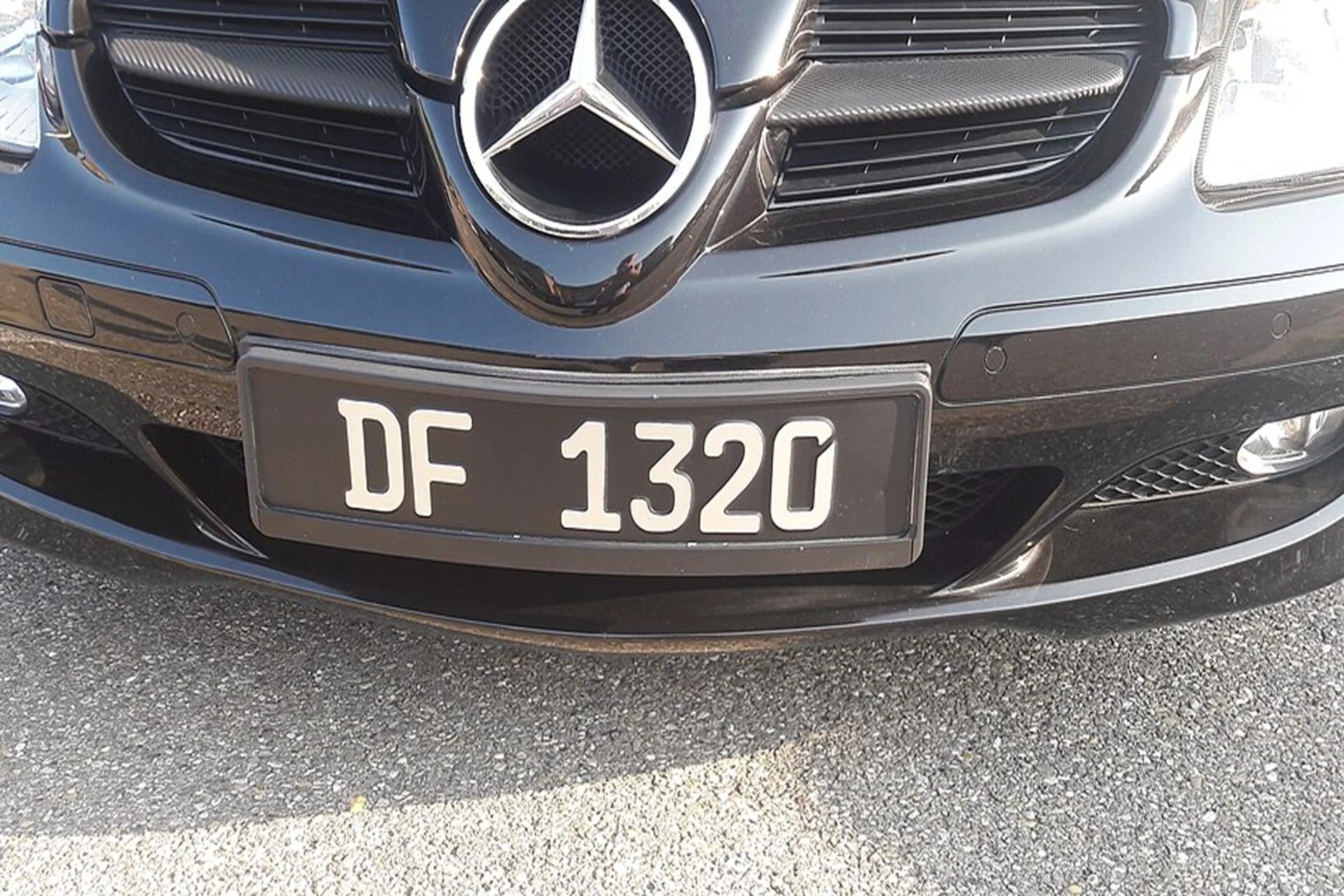 Cette plaque noire « DF » sur les autos : le secret incroyable que vous devez connaître ! 1 Plaque DF