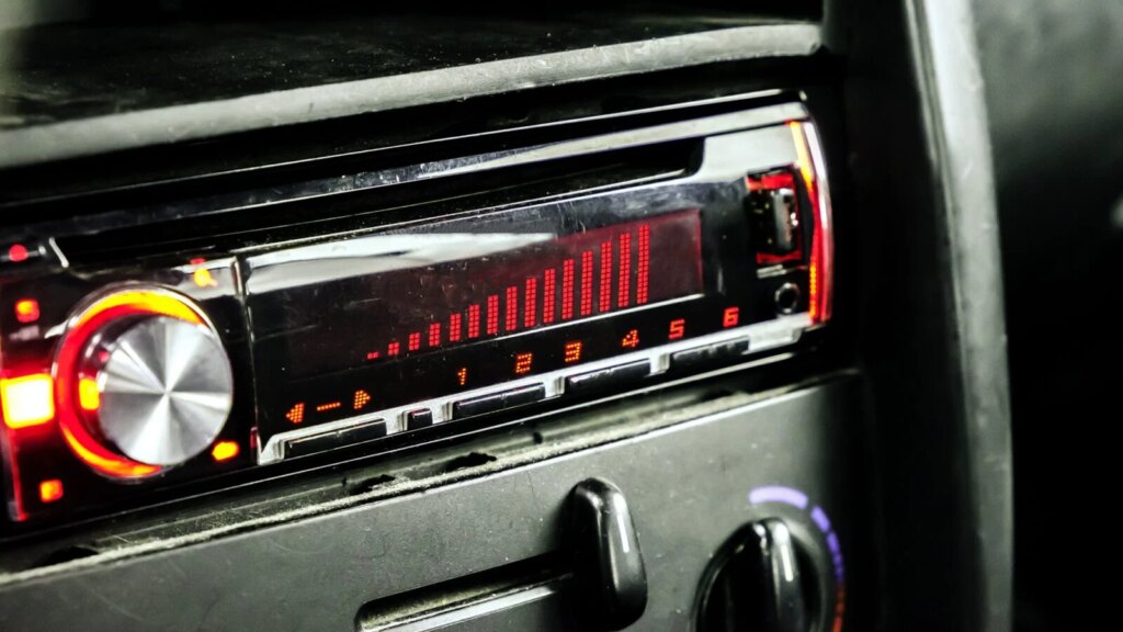 Ce changement choquant dans nos voitures : découvrez ce qui remplace l’autoradio ! 1 L’autoradio, c’est bientôt fini : voici ce qui les remplace dans nos voitures