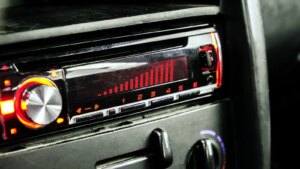 L’autoradio, c’est bientôt fini : voici ce qui les remplace dans nos voitures