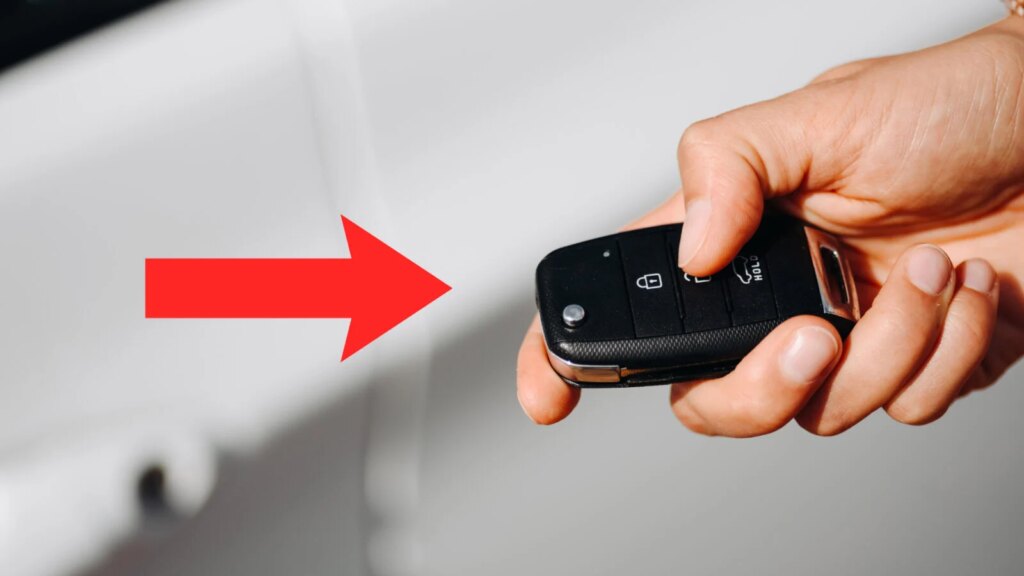 Découvrez cette fonctionnalité secrète de votre clé de voiture qui va transformer votre été ! 1 Vous n’aviez jamais pensé à maintenir enfoncé le bouton de votre clé de voiture : une fonctionnalité cachée et bien utile va vous simplifier la vie l’été