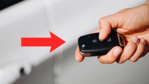 Vous n’aviez jamais pensé à maintenir enfoncé le bouton de votre clé de voiture : une fonctionnalité cachée et bien utile va vous simplifier la vie l’été
