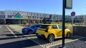Recharger votre voiture électrique chez Auchan ou Decathlon va vous rapporter de l’argent, voici comment