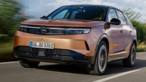 325 ch et des feux impressionnants : l’Opel Grandland défie le Peugeot 3008