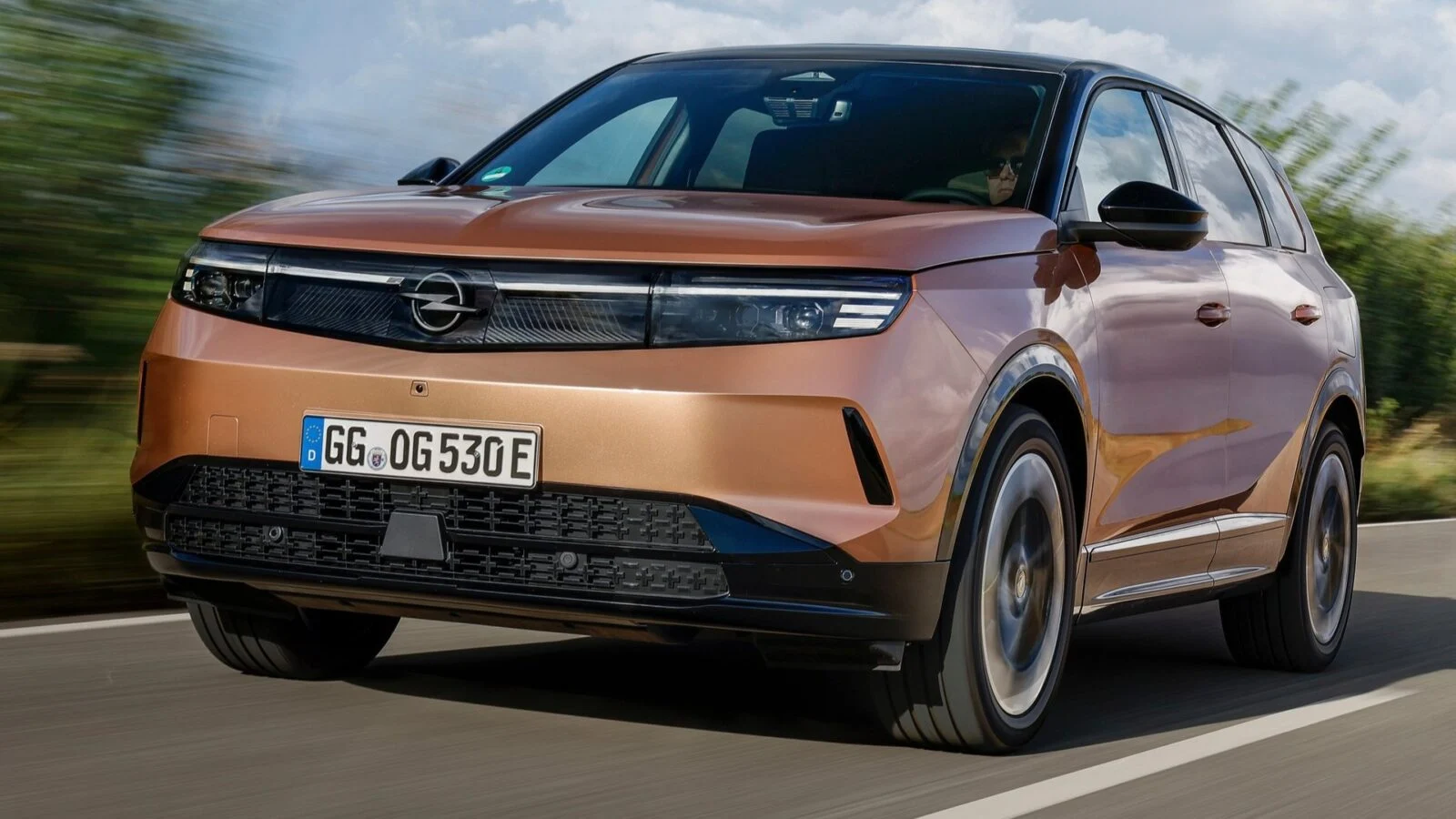 325 ch et des feux impressionnants : l’Opel Grandland défie le Peugeot 3008