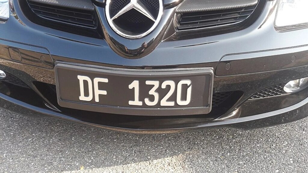 Ce que vous ne savez pas sur la plaque d'immatriculation noire « DF » des voitures en France ! 1 Auto : à quoi correspond la plaque d’immatriculation noire « DF » sur les voitures en France ?