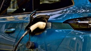 « Il est trop tôt » : la Cour des comptes tranche sur une future taxe des voitures électriques