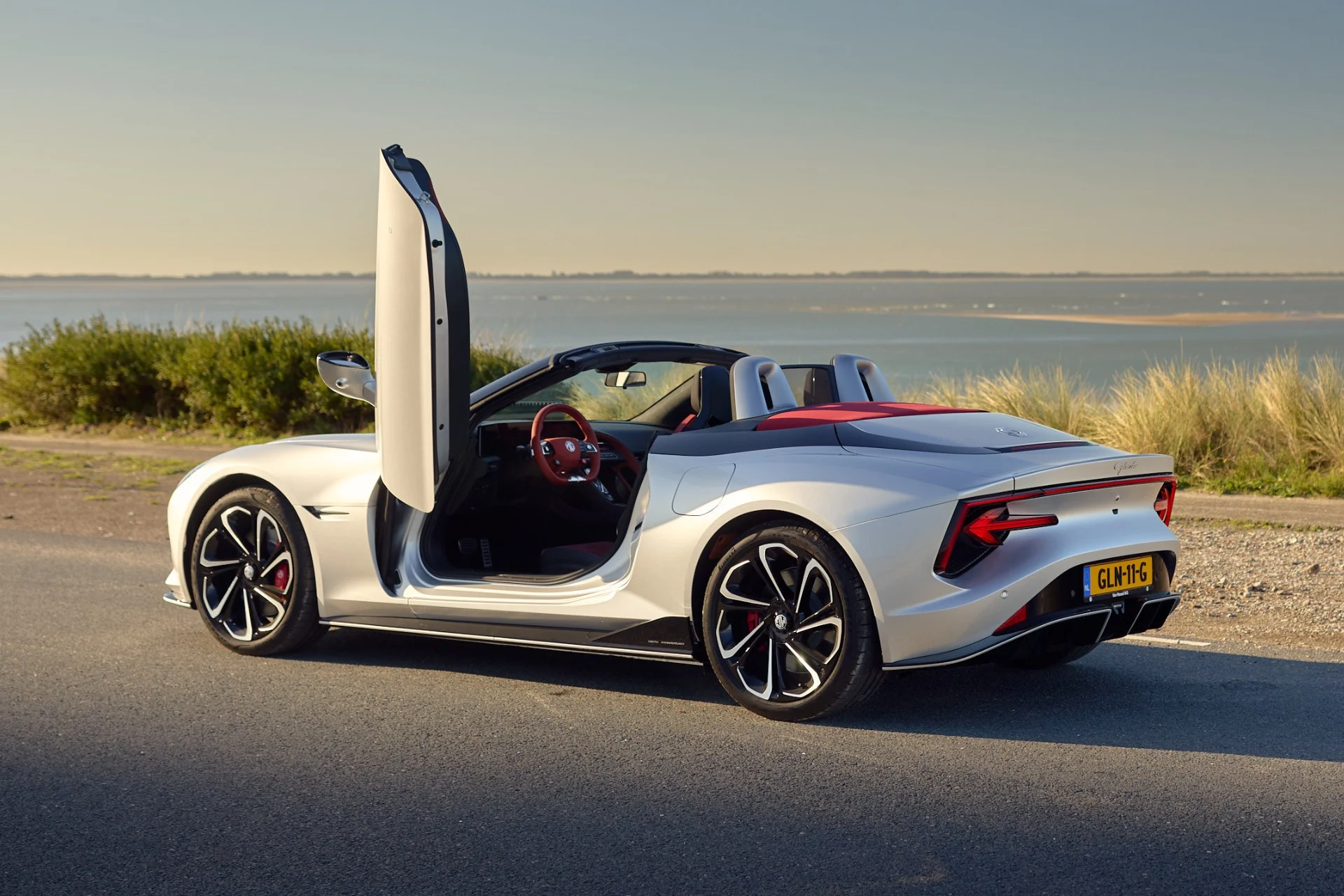 Cette supercar avec des portes Lamborghini à prix exceptionnel pourrait surpasser la Porsche 718 ! 3 Mg Cyberster (4)