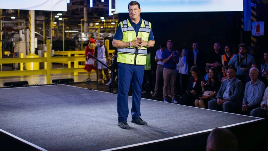 Ces révélations choc du patron de Ford sur l'avenir de l'automobile que Trump ignore ! 1 Le patron de Ford prévient d’un changement majeur dans l’automobile que Donald Trump ne peut concevoir