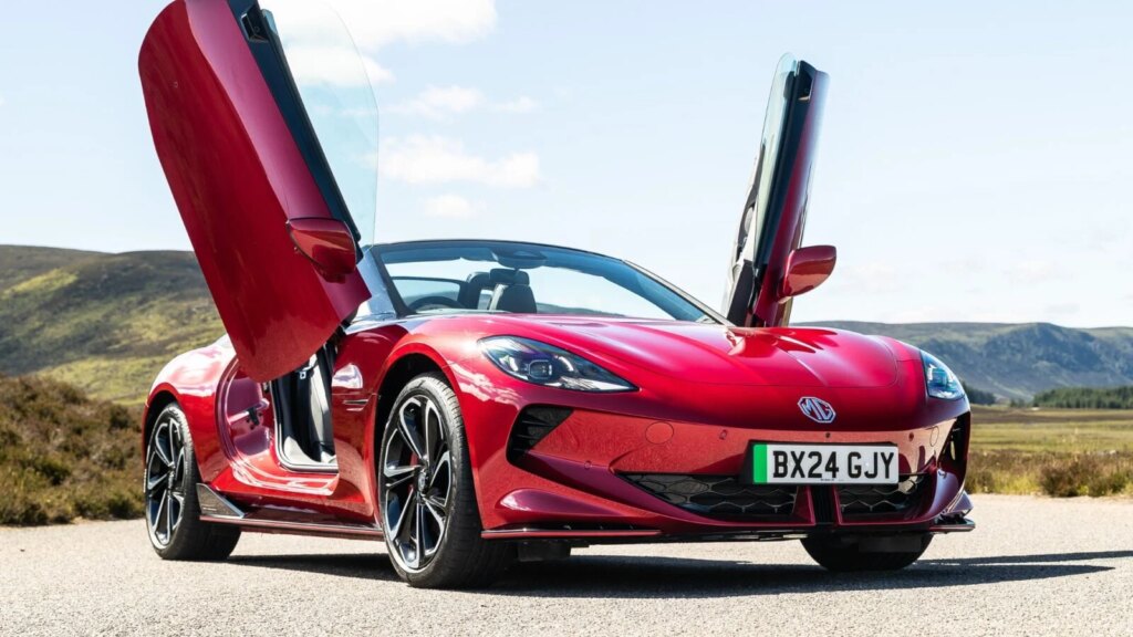 Cette supercar avec des portes Lamborghini à prix exceptionnel pourrait surpasser la Porsche 718 ! 1 Look de supercar et portes de Lamborghini à prix cassé : le MG Cyberster peut-il inquiéter la Porsche 718 électrique ?