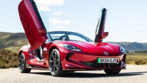 Look de supercar et portes de Lamborghini à prix cassé : le MG Cyberster peut-il inquiéter la Porsche 718 électrique ?