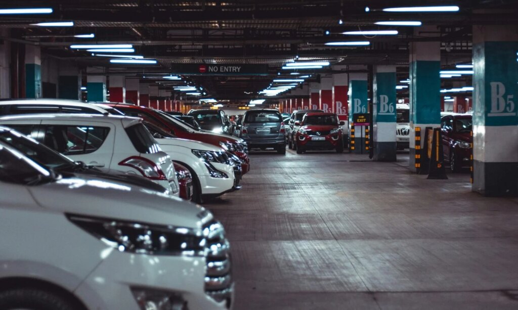 Ces marques de voitures au mauvais stationnement : découvrez les pires en Europe ! 1 Mercedes, BMW, Tesla… Ces marques de voitures sont les championnes du mauvais stationnement en Europe