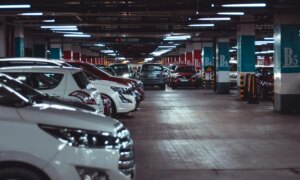 Mercedes, BMW, Tesla… Ces marques de voitures sont les championnes du mauvais stationnement en Europe