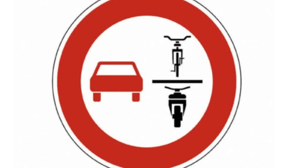 Ces 2 nouveaux panneaux de signalisation vont bouleverser votre conduite ! Découvrez-les maintenant ! 1 Auto-Moto
/
Aujourd'hui à 10:28
Ces 2 nouveaux panneaux de signalisation arrivent sur la route : voici ce qu’ils signifient
Ces panneaux sont visibles sur les routes.