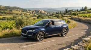 avec jusqu’à 740 km d’autonomie et un prix de départ de 50 610 €, le ds n°7 vise les suv allemands. découvrez ses ambitions et son positionnement.