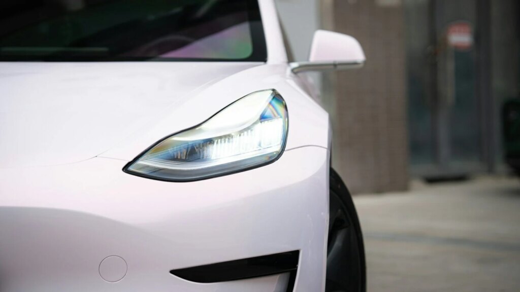 Ce feu vert incroyable : Tesla lance enfin sa conduite autonome en Croatie ! 1 Auto-Moto
/
Aujourd'hui à 07:02
Conduite autonome : Tesla obtient le feu vert pour déployer le FSD en Croatie
Huitième pays européen à ouvrir ses routes au logiciel d'aide à la conduite autonome de Tesla, la Croatie impose son propre rythme, palliant pour l'instant l'immobilisme de Bruxelles.
