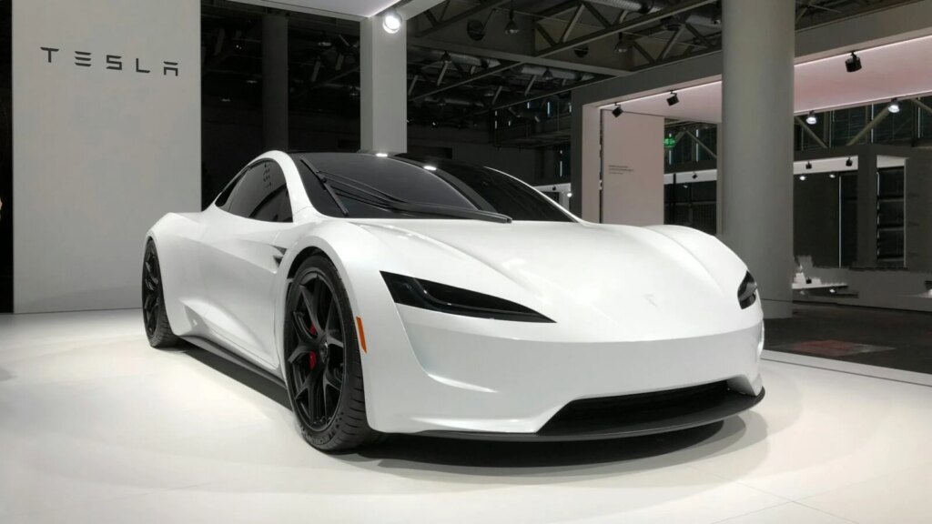 Ce Roadster Tesla tant attendu : la supercar qui se dérobe encore à notre impatience ! 1 Auto-Moto
/
Aujourd'hui à 14:38
Tesla repousse (encore) la présentation du Roadster : la supercar qui n’arrive jamais
Neuf ans qu'on l'attend le Tesla Roadster : rien qu'en 2026, nous avons eu droit à six dates de présentations différentes. Alors que l'entreprise devait présenter le véhicule dans quelques jours, elle vient de reporter l'événement à cause de... la météo.