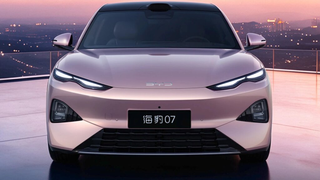 Cette incroyable nouvelle signature lumineuse de BYD : découvrez le modèle qui révolutionne tout ! 1 Auto-Moto
/
Aujourd'hui à 14:45
BYD change de signature lumineuse : plus moderne, un premier modèle l’adopte
Plus fins, les feux des futures BYD se rapprochent de ceux de la marque premium du même groupe, Denza. La Seal 7 de seconde génération en fait l’inauguration.