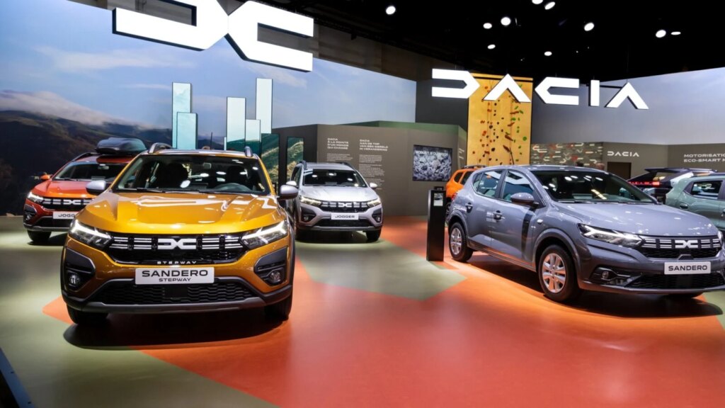 Ces 107 règles choquantes d’ici 2030 : Dacia tire la sonnette d’alarme pour sauver votre voiture ! 4 Auto-Moto
/
Aujourd'hui à 20:00
“107 nouvelles règles d’ici 2030” : Dacia pousse un cri d’alarme contre l’Europe pour sauver les voitures à petit prix
Plongée dans un marasme industriel sans précédent, l'automobile européenne voit ses ventes s'effondrer. Face à ce constat, la direction de Dacia réclame un gel urgent des normes européennes dans l’idée de sauver la voiture populaire.