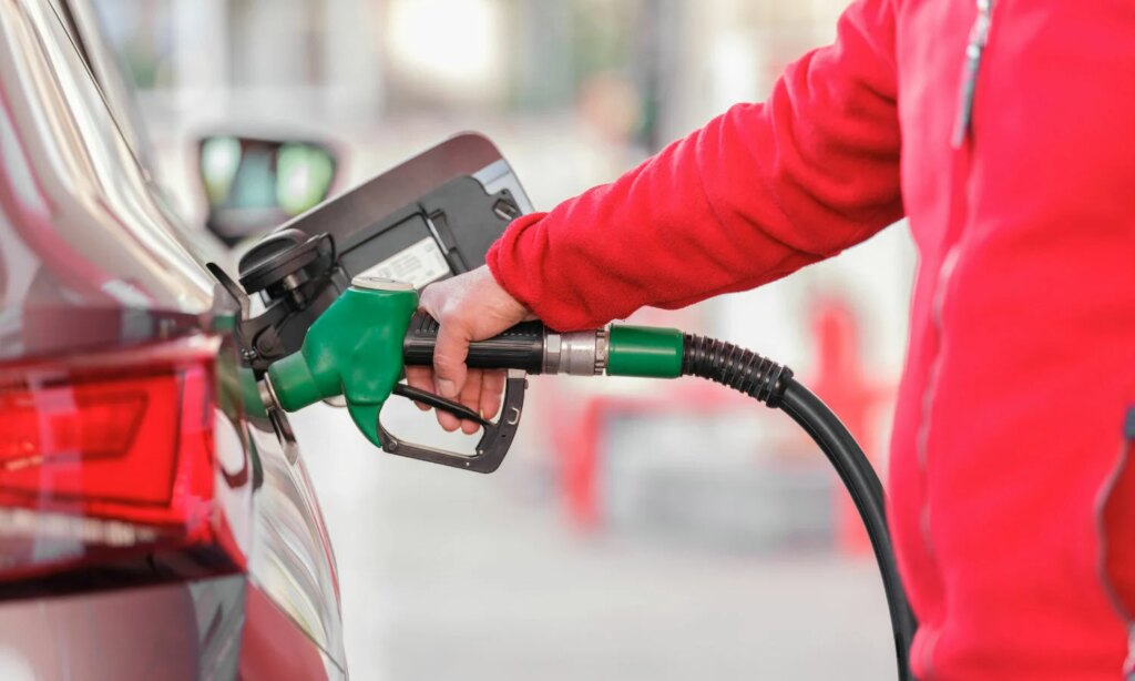 Cette technique incroyable pour économiser sur le carburant à moins de 2 € va vous étonner ! 5 Auto-Moto
/
Aujourd'hui à 17:16
Diesel à 1,80 €/L, essence à 1,76 €/L : ces automobilistes ont trouvé une technique parfaite pour économiser sur le carburant
Certains conducteurs malins s’en tirent à bon compte.