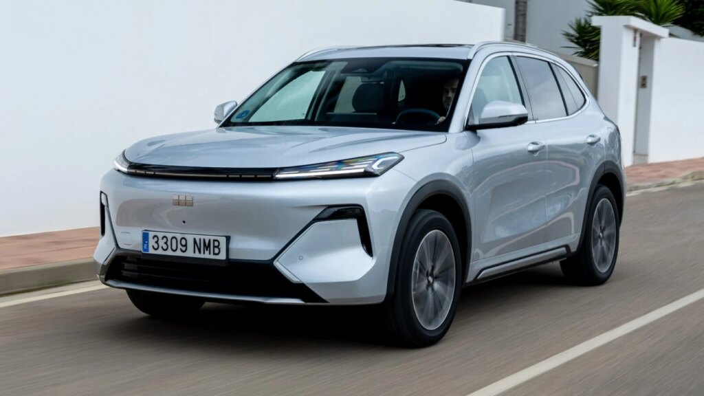 Ce Geely Starray EM-i à moins de 35 000 € : le rival redoutable du Peugeot 3008 ? 1 Auto-Moto
/
Aujourd'hui à 10:00
Moins de 35 000 €, 1 055 km d’autonomie et intérieur premium : le Geely Starray EM-i peut-il détruire le Peugeot 3008 ?
Geely débarque en France avec trois modèles. Seul véhicule hybride de la gamme, le Starray EM-i annonce une polyvalence remarquable à prix serré. Le pire, c’est que sa présentation est à des lustres du low-cost. Le Peugeot 3008 a de quoi s’inquiéter.