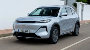 Auto-Moto
/
Aujourd'hui à 10:00
Moins de 35 000 €, 1 055 km d’autonomie et intérieur premium : le Geely Starray EM-i peut-il détruire le Peugeot 3008 ?
Geely débarque en France avec trois modèles. Seul véhicule hybride de la gamme, le Starray EM-i annonce une polyvalence remarquable à prix serré. Le pire, c’est que sa présentation est à des lustres du low-cost. Le Peugeot 3008 a de quoi s’inquiéter.