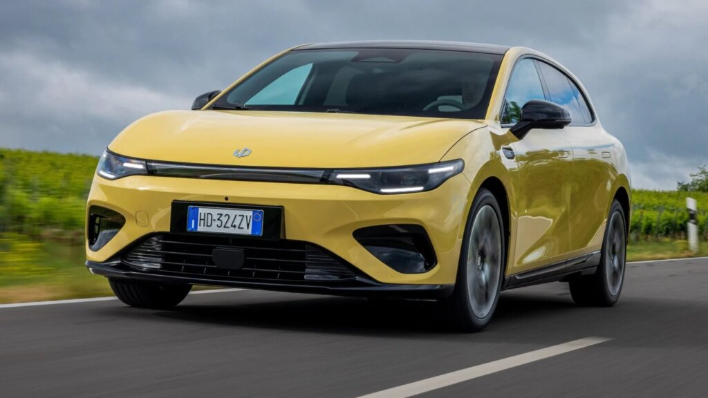 Cette Leapmotor B05 à 26 000 € peut-elle battre la Volkswagen ID.3 Neo en 17 min ? 1 Auto-Moto
/
Aujourd'hui à 13:00
26 000 € et recharge en 17 min : la Leapmotor B05 peut-elle terrasser la Volkswagen ID.3 Neo ?
La Leapmotor B05 vient s’attaquer aux compactes électriques européennes avec un prix cassé. Disponible sous les 26 000 €, la chinoise s’affiche près de 10 000 € moins cher que la concurrence. Ses prestations sont pourtant tout à fait au niveau.