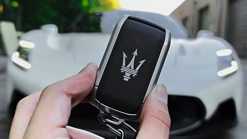 Cette marque italienne emblématique de luxe s'apprête à céder aux géants chinois ! 1 Auto-Moto
/
Aujourd'hui à 18:00
Cette marque italienne mythique de voitures de luxe pourrait bientôt devenir chinoise
En difficulté financière, Maserati pourrait confier l’ingénierie et les logiciels de ses futures voitures aux géants chinois Huawei et JAC. Un partenariat qui illustre le désarroi d'une marque mythique, mais surtout le décrochage brutal de l’industrie automobile européenne.