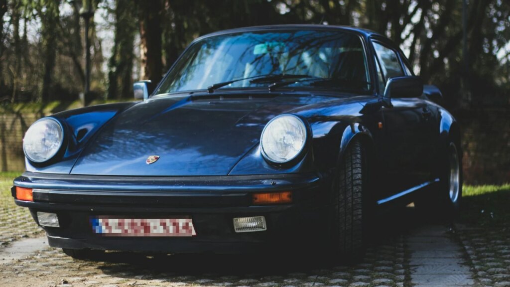 Cette incroyable découverte : une Porsche retrouvée avec un trésor de 137 000 euros ! 1 Auto-Moto
/
Aujourd'hui à 07:53
Une chercheuse à Oxford dépose sa Porsche chez un garagiste, 11 ans plus tard elle la retrouve avec un trésor à 137 000 euros
Une anglaise a déposé sa Porsche 911 chez un garagiste. Il l'a gardée 11 ans avant de lui rendre... avec un petit trésor de 137 000 euros.