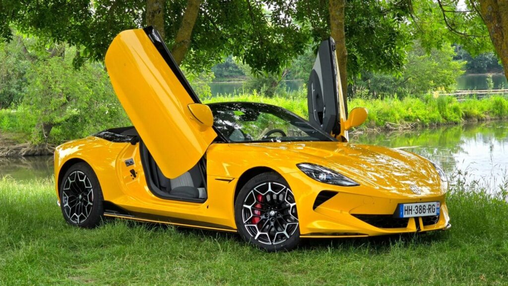 Ce cabriolet de rêve : Paris-Grenoble en MG Cyberster pour seulement 30 euros ! 1 Auto-Moto
/
Aujourd'hui à 13:53
J’ai fait Paris-Grenoble en MG Cyberster : 600 km pour 30 euros, ce cabriolet de rêve a divisé le prix de mon trajet par quatre
Le superbe MG Cyberster coche toutes les cases de la voiture plaisir. Son style de supercar cache un coût d’utilisation dérisoire. Je l’ai donc mis à l’épreuve sur 600 km d’autoroute entre Paris et Grenoble.