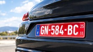 Auto-Moto
/
Aujourd'hui à 06:54
Auto : à quoi correspond la plaque d’immatriculation rouge que l’on voit sur les voitures en France ?
Voici à quoi correspondent ces plaques rouges que nous croisons sur la route.