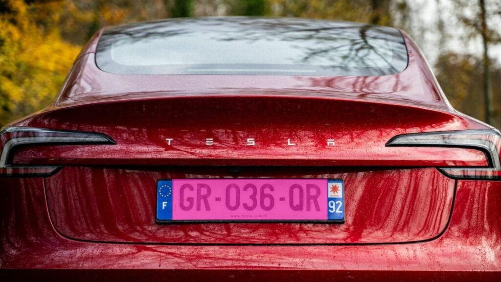 Ces plaques d'immatriculation roses : découvrez ce que cache cette étonnante tendance auto ! 1 Auto-Moto
/
Aujourd'hui à 10:55
Autos : à quoi correspond la plaque d’immatriculation rose que l’on voit sur les voitures en France ?
Des plaques d’immatriculation d’un rose vif ont pris d’assaut les routes.