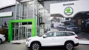 Auto-Moto
/
Aujourd'hui à 19:00
Volkswagen : Skoda est désormais plus rentable que Porsche (oui, vraiment)
Qui aurait pu imaginer qu'une marque populaire comme Skoda devienne plus rentable que le mythique constructeur Porsche ? Comprenez comment une telle situation a pu se produire au sommet de l'automobile mondiale.