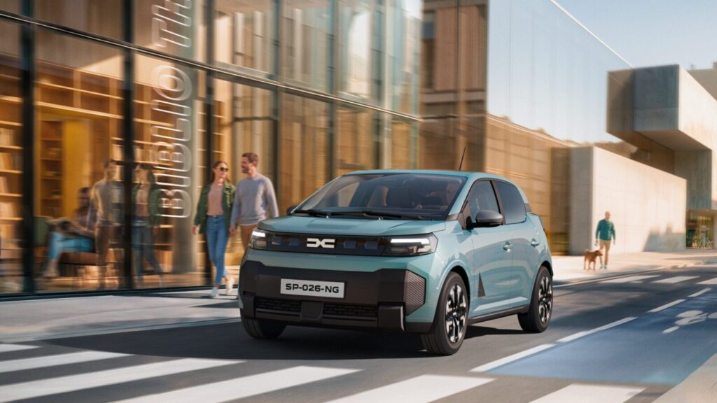 Découvrez cette nouvelle Dacia Spring : l'électrique ultime qui défie la Chine à prix mini ! 5 Auto-Moto
/
Aujourd'hui à 12:00
Démocratiser l’électrique et balayer la concurrence chinoise : made in Europe, la nouvelle Dacia Spring monte en gamme sans faire exploser le prix
Entièrement repensée et désormais produite en Europe, la nouvelle Dacia Spring revient armée pour faire face à la concurrence. Plus spacieuse, plus puissante et éligible aux bonus écologiques, la citadine électrique conserve son prix sous la barre des 20 000 euros.