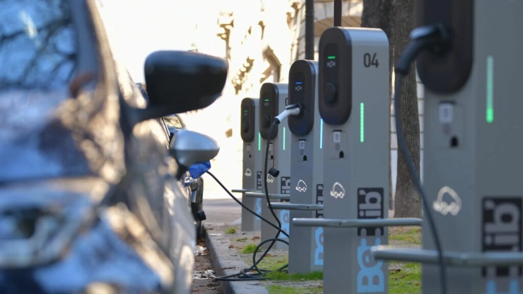 Cette montée incroyable des voitures électriques en France : découvrez pourquoi tout le monde en parle ! 1 Auto-Moto
/
Aujourd'hui à 16:57
La voiture électrique n’a jamais été aussi populaire en France : les recherches ont bondi de 214 % sur ce site spécialisé dans l’occasion
Un autre site de revente évoque une forte hausse des recherches pour les voitures électriques en France, alors que ce type de motorisation a aussi atteint une part de marché record au mois d’août sur les immatriculations.