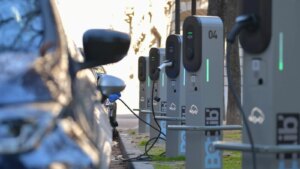 Auto-Moto
/
Aujourd'hui à 16:57
La voiture électrique n’a jamais été aussi populaire en France : les recherches ont bondi de 214 % sur ce site spécialisé dans l’occasion
Un autre site de revente évoque une forte hausse des recherches pour les voitures électriques en France, alors que ce type de motorisation a aussi atteint une part de marché record au mois d’août sur les immatriculations.