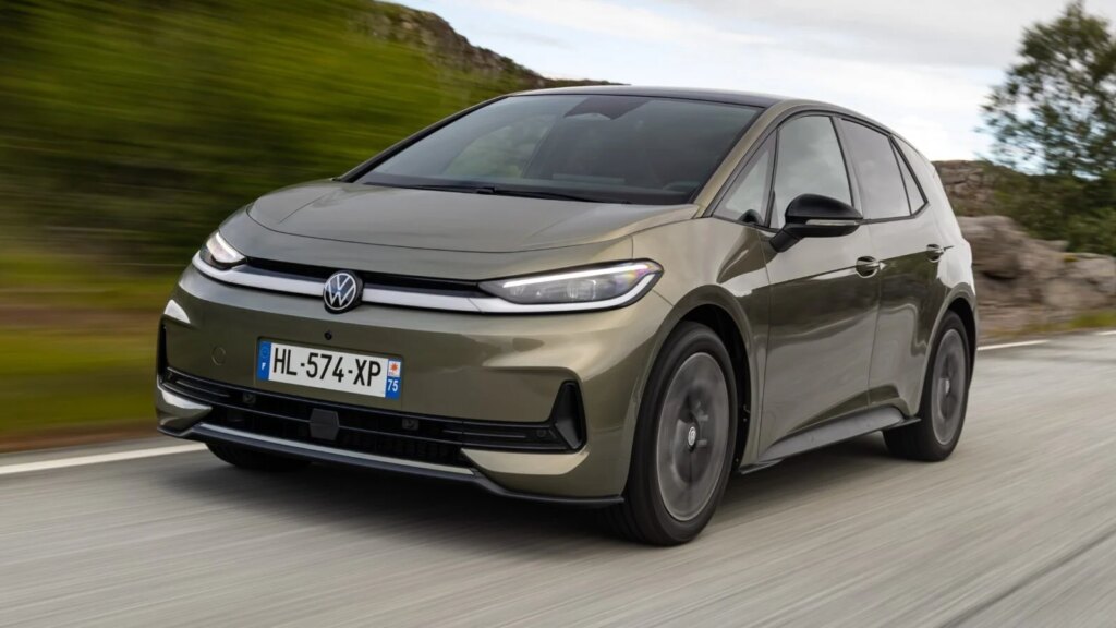 Cette Volkswagen ID.3 Neo à moins de 27 000 € : la meilleure alternative à la Renault Mégane ? 1 Auto-Moto
/
Aujourd'hui à 14:00
Moins de 27 000 € et 629 km d’autonomie : la Volkswagen ID.3 Neo peut-elle désormais terrasser la Renault Mégane ?
La Volkswagen ID.3 passe par la case restylage en devenant ID.3 Neo. Son habitacle devient infiniment plus logique tandis que son nouveau moteur réduit encore sa consommation. Avec un prix écrasé par les aides, l’allemande peut surpasser la concurrence.