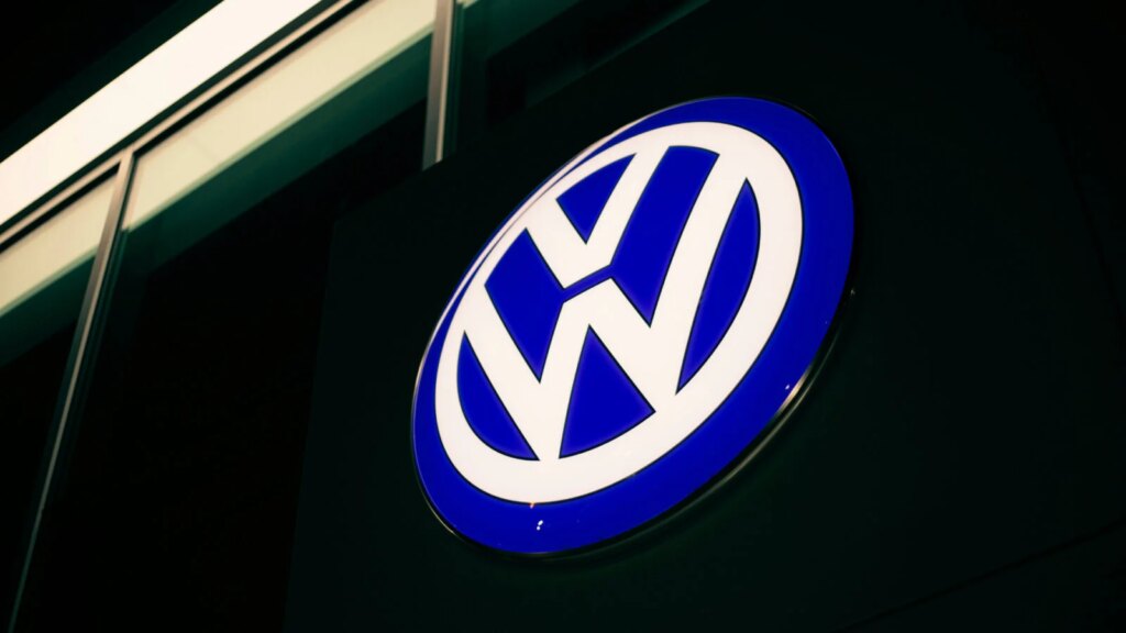 Ces révélations incroyables sur Volkswagen : fin d'une ère avec la vente d'une usine historique ! 1 Auto-Moto
/
Aujourd'hui à 08:31
Des Golf Cabriolet à la défense aérienne : Volkswagen lâche une usine vieille de 125 ans
En pleine restructuration, Volkswagen a trouvé un accord pour vendre l’usine historique d’Osnabrück. Les futurs propriétaires comptent en faire un centre dédié à la défense, et comptent collaborer avec la société israélienne qui développe le Dôme de fer.