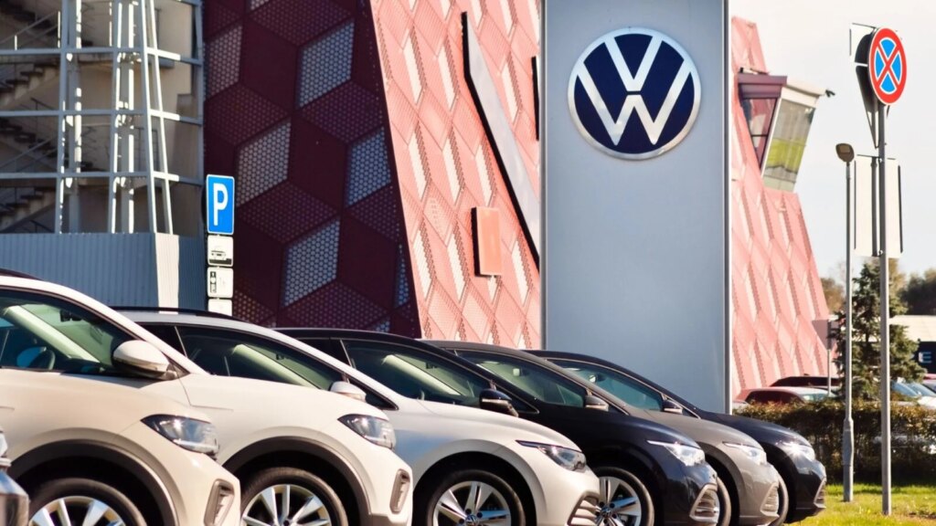 Cette annonce choquante : 100 000 emplois menacés chez Volkswagen, la tempête continue ! 1 Auto-Moto
/
Aujourd'hui à 08:46
Ce ne sera pas 50 000, mais 100 000 emplois supprimés chez Volkswagen : le géant allemand n’arrive pas à sortir de la tourmente
Volkswagen entame la plus vaste restructuration de ses 89 ans d'histoire. Face à une concurrence chinoise féroce et des coûts vertigineux, la marque allemande annonce des mesures drastiques pour essayer de sauver son avenir.