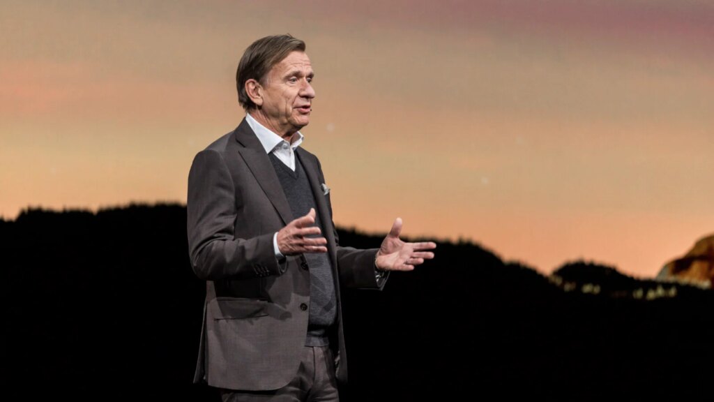 Ce retournement incroyable chez Volvo : le CEO limogé pour la deuxième fois ! 1 Auto-Moto
/
Aujourd'hui à 13:30
Volvo écarte son CEO pour la deuxième fois et recrute le patron de Skoda
Håkan Samuelsson a été rappelé par le conseil d'administration de Volvo en mars 2025, au lendemain du départ de Jim Rowan. Il a repris ses fonctions de CEO le 1er avril 2025 pour un « nouveau départ » du constructeur suédois. L’aventure n’aura pas duré longtemps, mais tout était prévu.