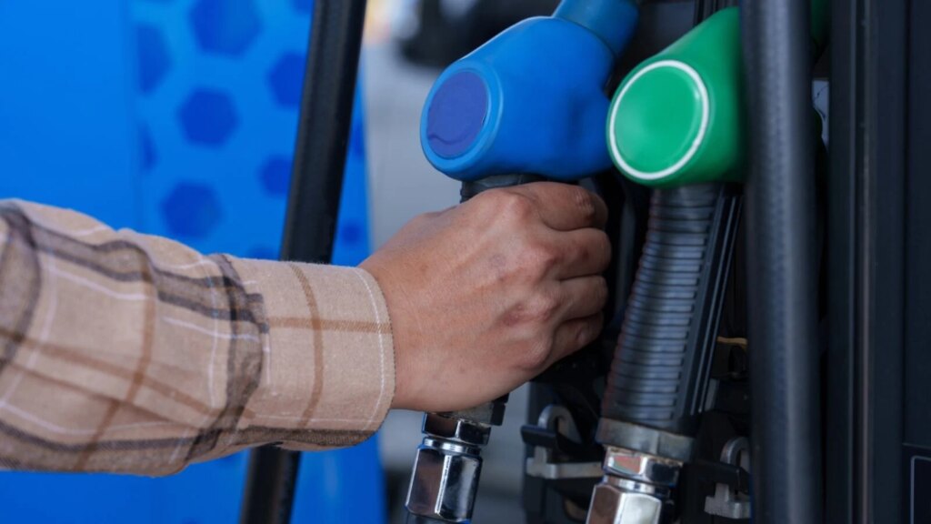 Carburants : ces français osent l’huile de friture et le « rouge » pour payer moins cher ! 1 Auto-Moto
/
Aujourd'hui à 09:36
Carburants : ces français roulent à l’huile de friture et « au rouge » pour baisser la facture à la pompe !
Les automobilistes n'hésitent pas à se tourner vers des méthodes dangereuses ou illégales.