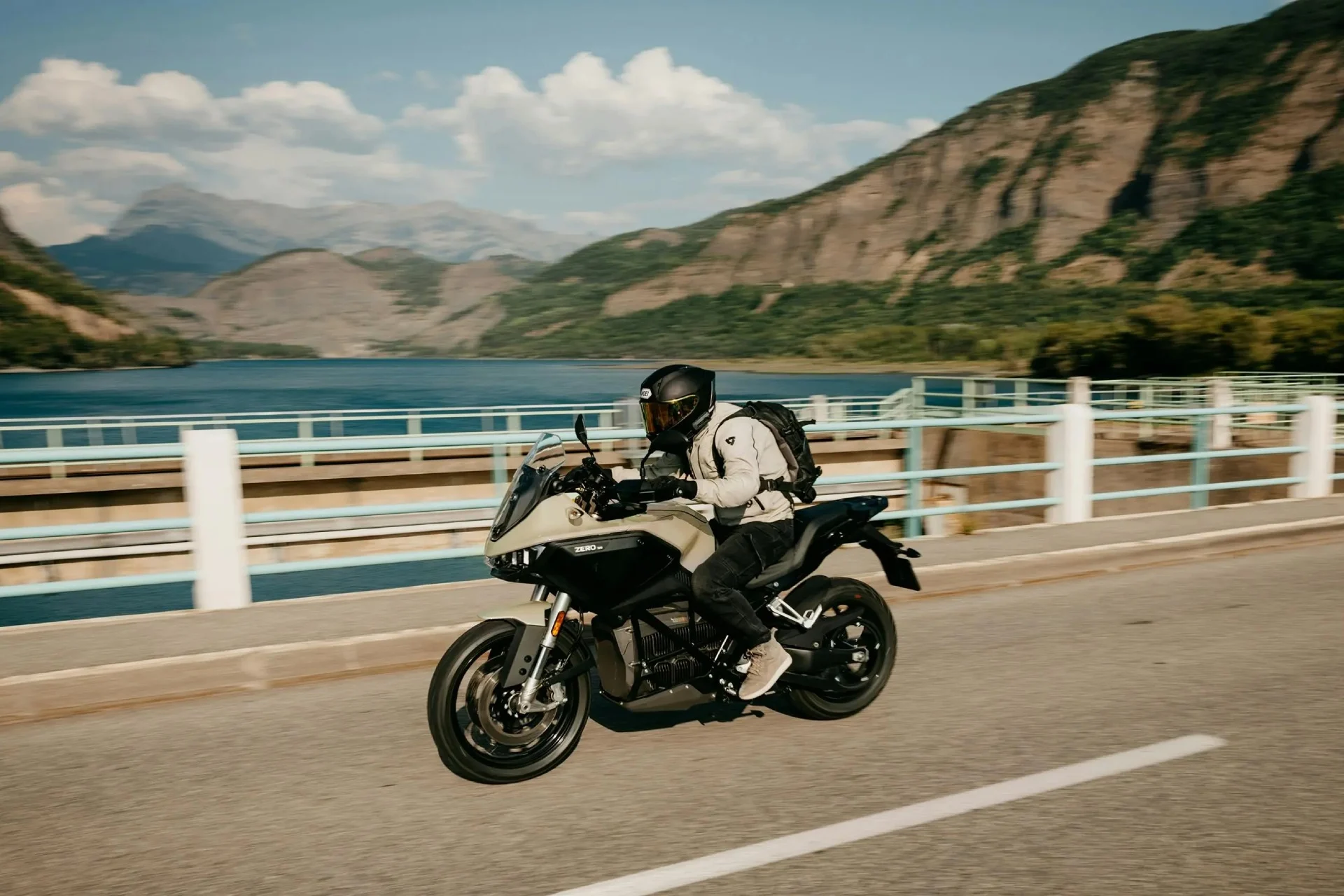 Cette moto électrique pulvérise le record du monde avec plus de 430 km en une charge ! 1 Zero Motorcycles