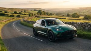 aston martin dévoile un dbx de 727 ch capable d’atteindre 310 km/h, tout en affirmant que la performance passe désormais au second plan.