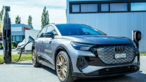 Auto-Moto
/
Aujourd'hui à 12:03
La Russie écrase les États-Unis dans la course aux voitures électriques et hybrides : les ventes ont explosé cet été
Quand l'essence vient à manquer à la pompe, l'électrique gagne le cœur des automobilistes et devient reine. Une transition écologique forcée pour la Russie qui a dopé le marché, laissant les États-Unis dans le rétroviseur.