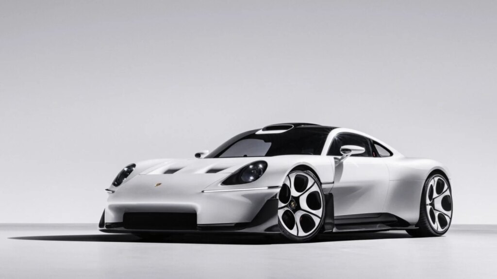 Découvrez cette supercar Porsche Mission S : un hommage saisissant aux légendes de la marque ! 1 Auto-Moto
/
Aujourd'hui à 11:02
Porsche dévoile le concept Mission S : une supercar thermique qui rend hommage aux monstres les plus mythiques de la marque
Le constructeur de Stuttgart s'est un peu pris les pieds dans le tapis tout au long de sa transition électrique. Qu'à cela ne tienne : il revient à ce qu'il sait faire de mieux : un missile sol-sol avec un moteur en position centrale arrière, et un habitacle pensé pour piloter, pas pour pianoter sur un écran géant.