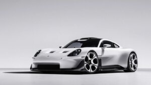 Auto-Moto
/
Aujourd'hui à 11:02
Porsche dévoile le concept Mission S : une supercar thermique qui rend hommage aux monstres les plus mythiques de la marque
Le constructeur de Stuttgart s'est un peu pris les pieds dans le tapis tout au long de sa transition électrique. Qu'à cela ne tienne : il revient à ce qu'il sait faire de mieux : un missile sol-sol avec un moteur en position centrale arrière, et un habitacle pensé pour piloter, pas pour pianoter sur un écran géant.