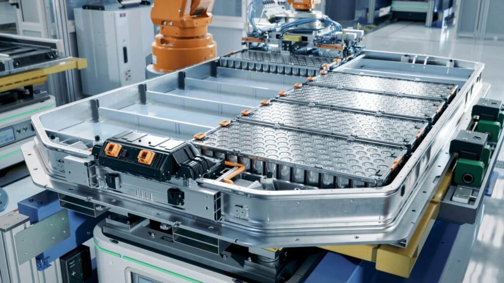 Découvrez ces batteries révolutionnaires pour voitures électriques fabriquées en France ! 1 Auto-Moto
/
Aujourd'hui à 17:00
Des batteries pour voitures électriques made in France : pénétrez dans la gigantesque usine du chinois Envision à Douai
Comment la France apprend-elle à fabriquer ses propres batteries électriques ? Immersion à Douai, où des techniciens chinois transmettent leur savoir-faire dans une nouvelle usine géante.