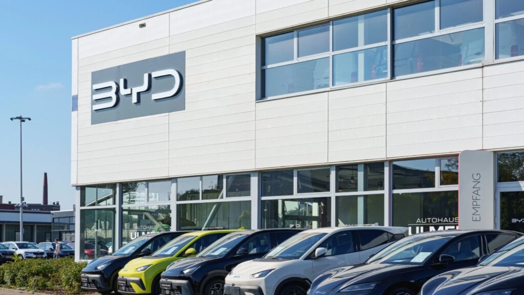 Cette incroyable démesure de BYD : plus de salariés que Toyota, Ford, GM et Tesla réunis ! 1 Auto-Moto
/
Aujourd'hui à 13:30
BYD emploie plus de monde que Toyota, Ford, GM et Tesla réunis : la folle démesure du géant chinois de l’électrique
Le constructeur détient une armée industrielle hors norme pour devenir le numéro 1 de l’automobile mondiale.