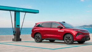 Auto-Moto
/
Aujourd'hui à 14:30
Une première station de 1 500 kW en France va recharger les voitures électriques en 5 minutes
Les premières stèles seront accessible dans quelques jours. D’ici la fin de l’année, 30 stations de recharge seront disponibles sur le territoire.