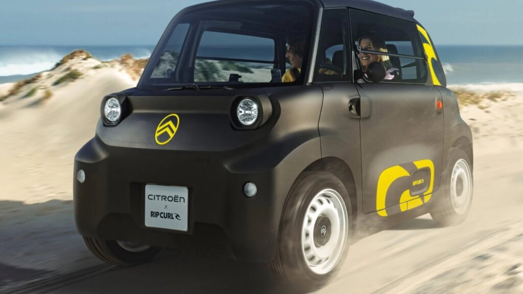 Cette Citroën Ami Rip Curl à moins de 9 300 € : la meilleure alternative à la Fiat Topolino ? 1 Auto-Moto
/
Aujourd'hui à 10:00
Moins de 9 300 €, look surf et sans permis : la Citroën Ami Rip Curl peut-elle éclipser la Fiat Topolino ?
Citroën revigore l’Ami avec la série spéciale Rip Curl. Des stickers inédits renforcent le caractère de la sans-permis électrique tout en multipliant les clins d’œil à la 2CV. La bonne nouvelle, c’est que son prix demeure compétitif par rapport à ses rivales.